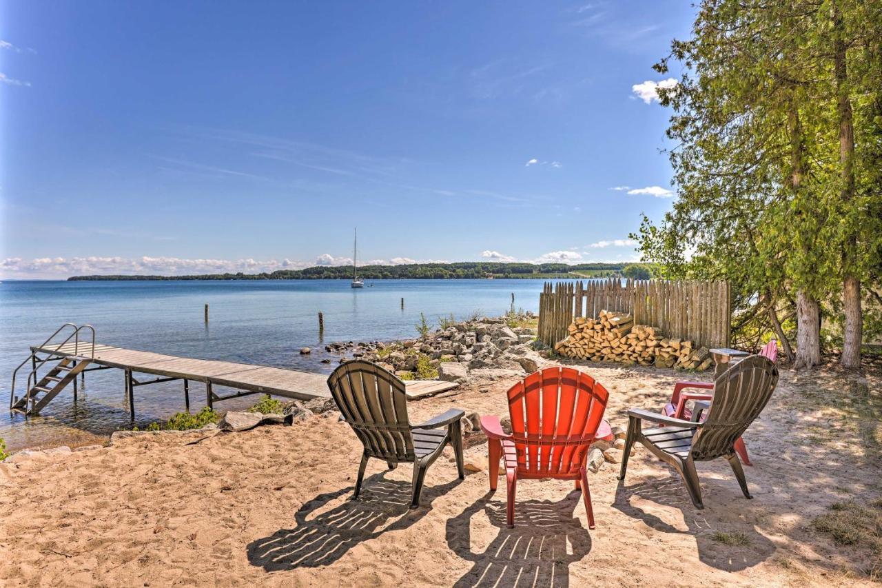 Quaint Studio With Shared Beach Walk To Suttons Bay 외부 사진