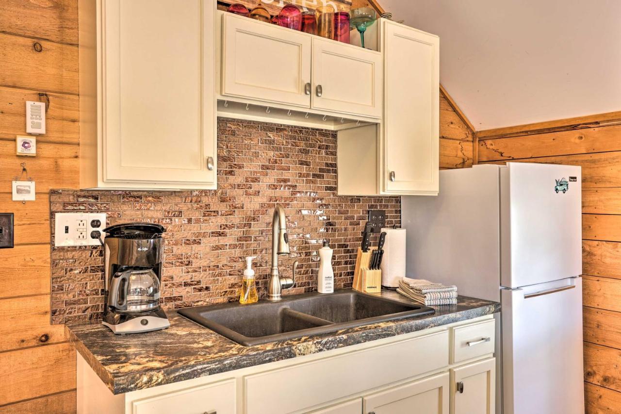 Quaint Studio With Shared Beach Walk To Suttons Bay 외부 사진