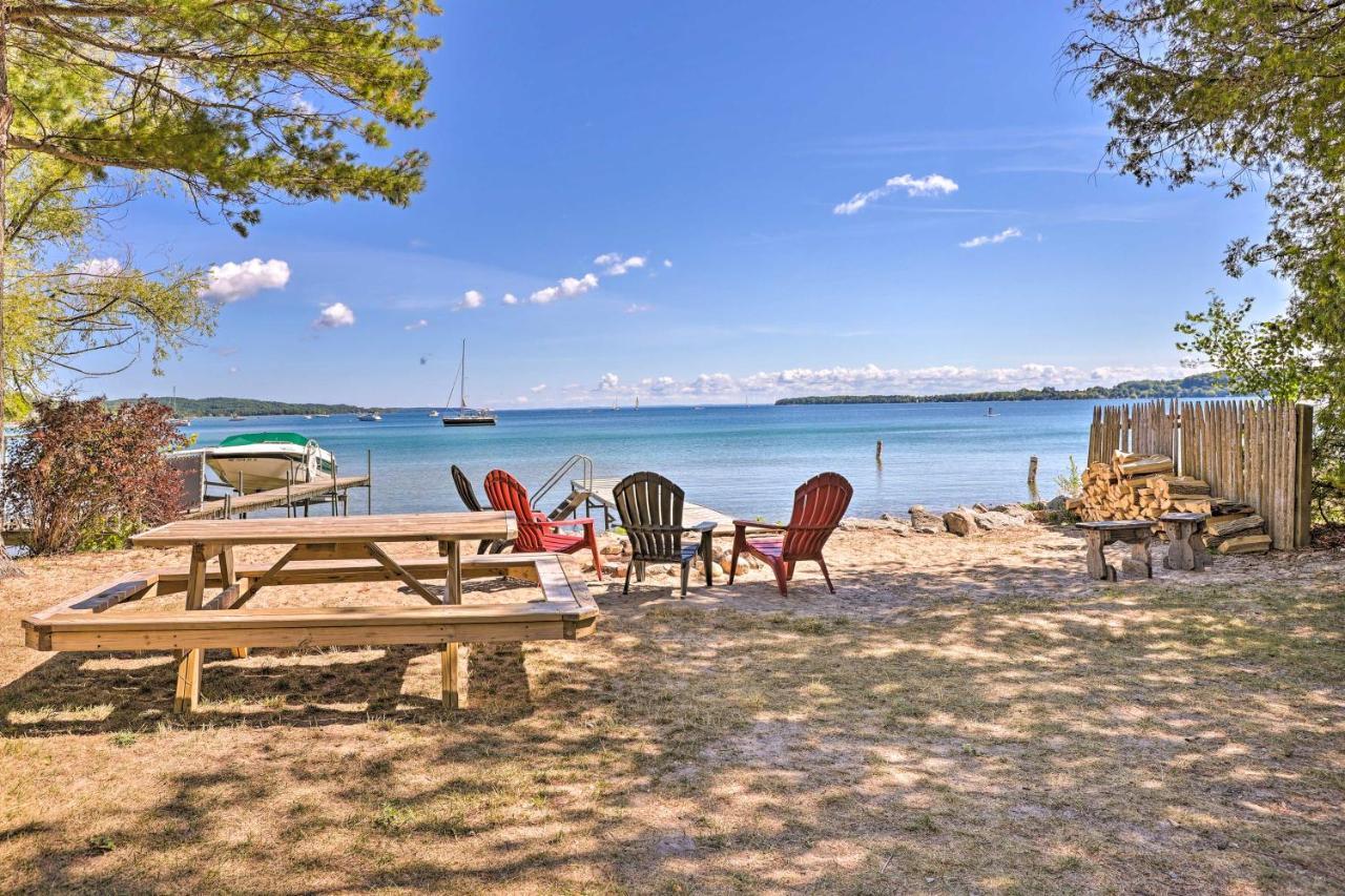 Quaint Studio With Shared Beach Walk To Suttons Bay 외부 사진