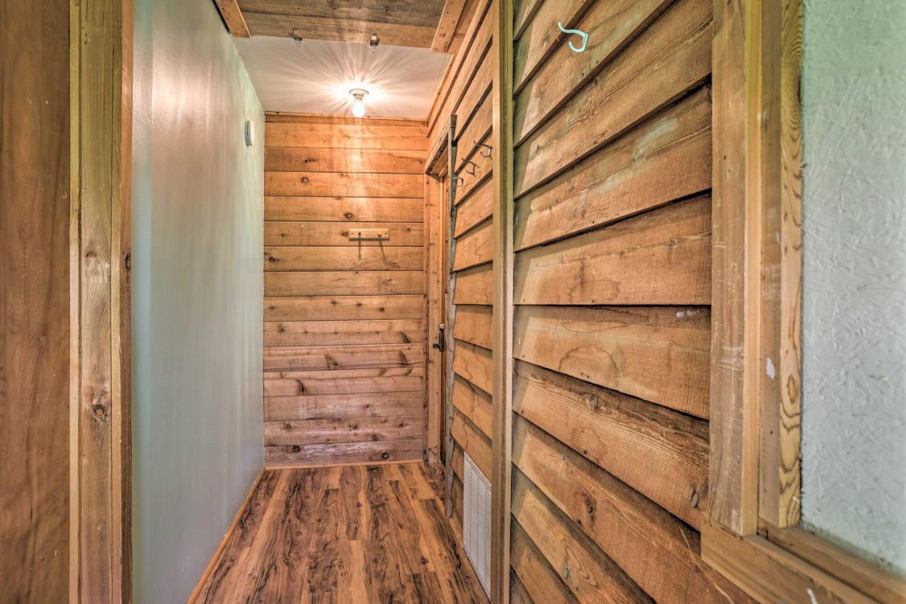 Quaint Studio With Shared Beach Walk To Suttons Bay 외부 사진