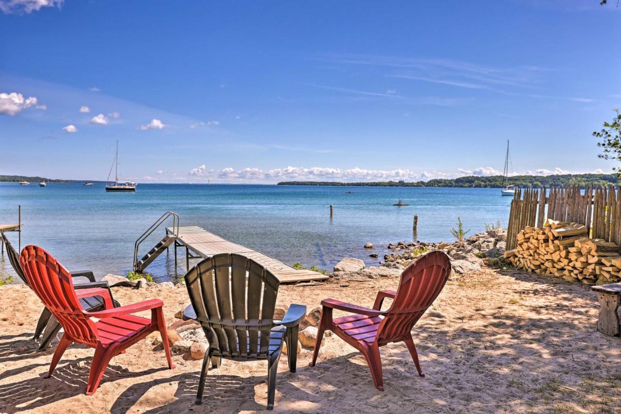 Quaint Studio With Shared Beach Walk To Suttons Bay 외부 사진