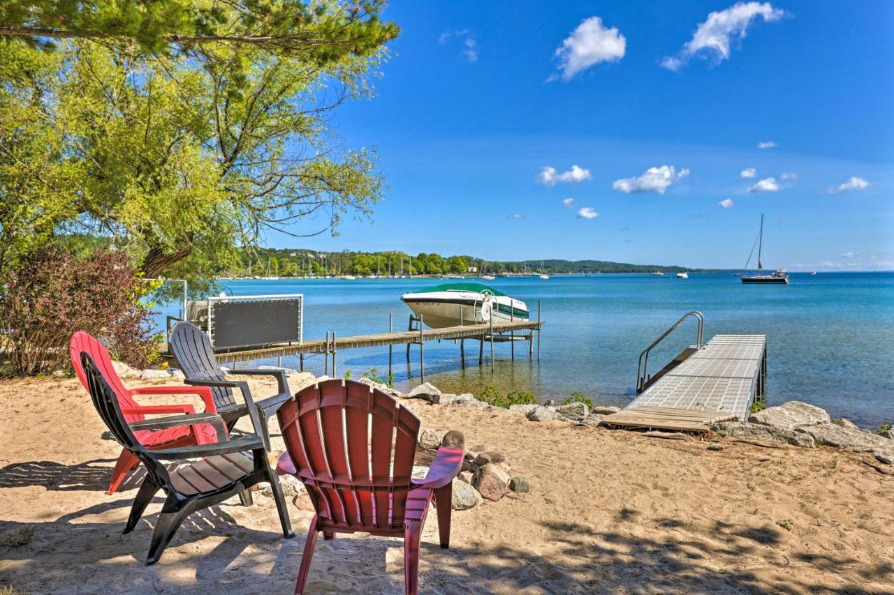 Quaint Studio With Shared Beach Walk To Suttons Bay 외부 사진