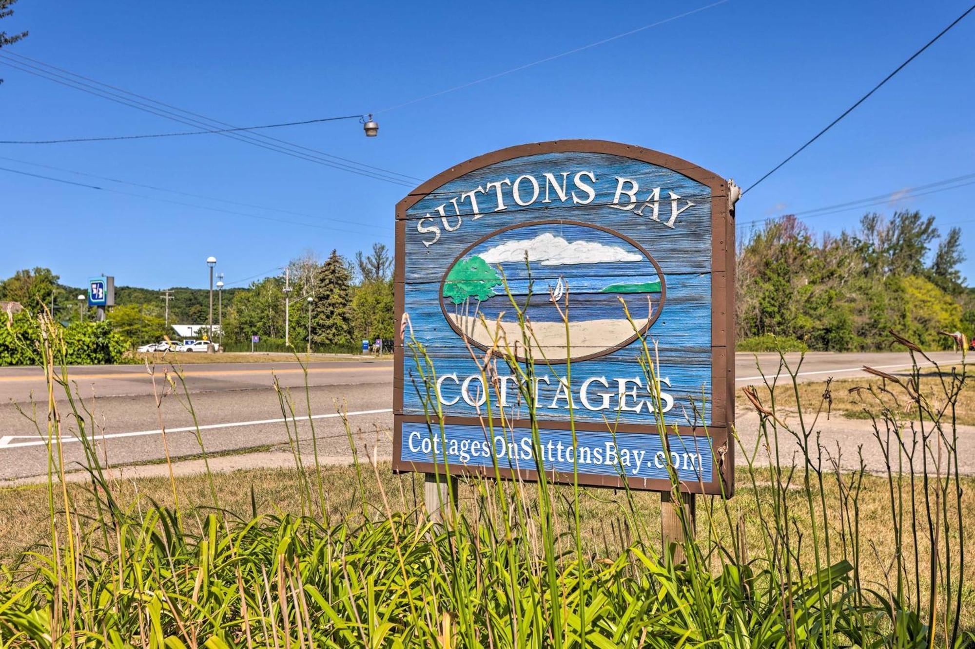 Quaint Studio With Shared Beach Walk To Suttons Bay 외부 사진