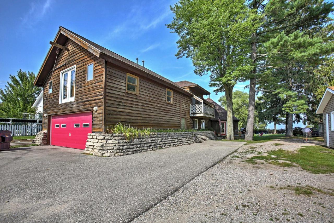 Quaint Studio With Shared Beach Walk To Suttons Bay 외부 사진
